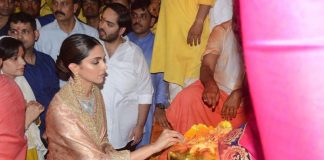 Deepika-Padukone-at-Lalbaugcha-Raja