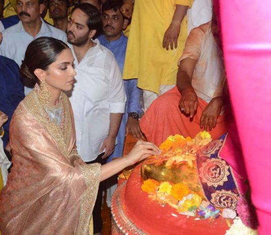 Deepika-Padukone-at-Lalbaugcha-Raja