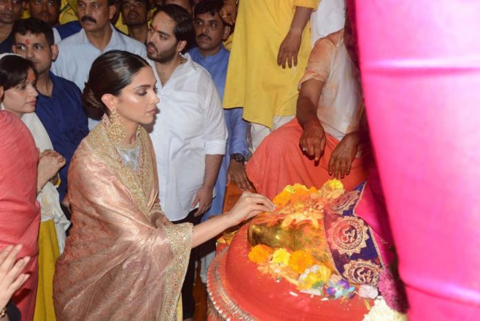 Deepika-Padukone-at-Lalbaugcha-Raja